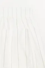 Short de algodón blanco con finas rayas verticales grises, tiro alto y cintura elástica.