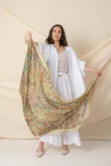 Pañuelo cuadrado de seda estampada con motivos de arabescos en múltiples colores.