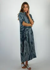 Vestido largo color gris con estampado tie-dye, cuello mao y mangas cortas con botón.