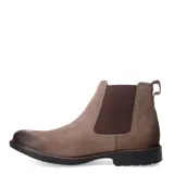 Botas Chelsea de hombre, estilo casual, color taupe (marrón claro/beige) en gamuza, con puntera ligeramente oscurecida y elásticos laterales en tono marrón oscuro. Suela de goma negra con costura visible.
