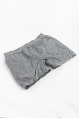 Boxer de microfibra color gris oscuro jaspeado, de corte ajustado y tiro medio.