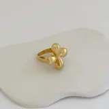 Anillo dorado de acero quirúrgico hipoalergénico con baño en oro 18K, con diseño de flor.