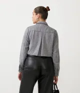 Camisa cropped de manga larga con cuello camisero, bolsillos delanteros y estampado de espina de pescado.