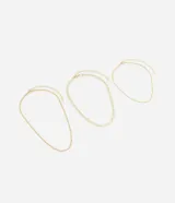 Collar de capas dorado con tres cadenas diversas: una singapura, una de eslabones delicados y una con esferas achatadas.