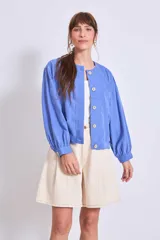 Cazadora color verde oliva con cuello redondo, cierre frontal con botones y mangas largas con puños elásticos.