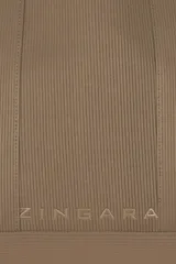 Bolso tote grande color café con textura acanalada vertical y asas de hombro.