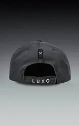 Gorra de béisbol color gris oscuro, de estilo casual.