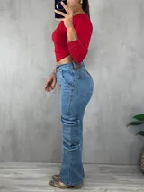 Jean cargo de corte amplio, color azul claro, con múltiples bolsillos y diseño moderno.