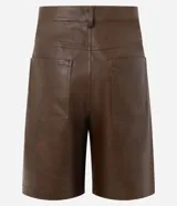 Bermuda masculina de cuero sintético color marrón, corte holgado, con cintura con trabillas, cierre tradicional, bolsillos delanteros y traseros, y efecto desteñido.