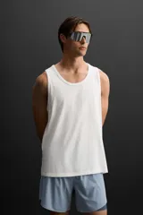 Musculosa deportiva negra de algodón, corte regular fit, cuello redondo amplio y sisa ancha.