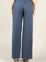 Pantalón recto color marrón claro, con cintura elástica regulable y bolsillos delanteros.