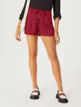 Short de tela color rojo con cintura elastizada, lazo ajustable y bolsillos laterales.