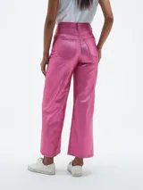 Pantalón jean de tiro alto, corte recto y pierna ancha, color fucsia brillante.