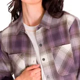 Camisa de franela a cuadros color crema, rosa y marrón, de corte relajado, con bolsillos en el pecho, cierre frontal con botones metálicos y puños abotonados.