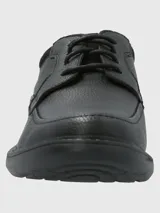Zapato de cuero negro con cordones, suela de goma EVA y puntera redonda.