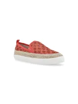 Alpargatas color coral con capellada de tejido yute y elástico en el empeine. Suela blanca con aplicación de yute y plantilla memory foam.