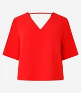 Blusa roja de crepé con escote en V, mangas cortas y corte holgado.