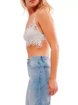 Bralette blanco de encaje floral con tirantes finos.