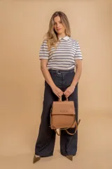 Mochila cartera de símil cuero color camel, con tapa y doble cierre en el compartimento principal. Posee un bolsillo trasero con cierre.