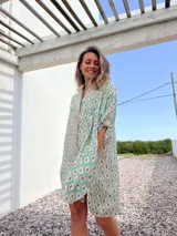 Camisero con estampado de rombos color verde y beige, con cuello camisero, abotonado y mangas 3/4.