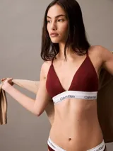Sostén triangular Calvin Klein de la línea Modern Cotton, color rojo borgoña, con breteles finos regulables y banda elástica blanca con logo de la marca.