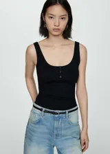 Musculosa negra de algodón con breteles anchos, escote redondo y tres botones decorativos en el frente.