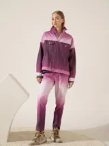 Pantalón de jean recto de tiro medio, confeccionado en tejido de algodón elastizado con estampado degradado de color violeta a blanco. Calce relajado, largo por arriba de los tobillos.