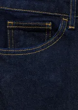 Pantalón de jean azul oscuro de corte recto, tiro medio, con cierre de cremallera y botón. Presenta trabillas, cinco bolsillos y diseño largo.