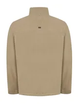 Campera polar RKF Glasgow color beige, con cuello alto, cierre frontal completo y tres bolsillos con cierre. Confeccionada con poliéster reciclado.