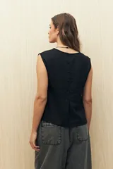 Top color beige de lino, sin mangas y corte recto.