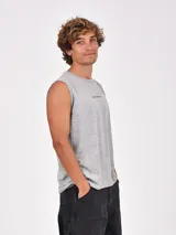 Musculosa sin mangas color azul, con cuello redondo y estampado frontal con texto en blanco.