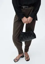 Pantalón marrón de corte wide leg, tiro medio, con cierre de cremallera, gancho y doble botón.