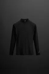 Camiseta de surf blanca de manga larga, confeccionada en tejido técnico elástico con protección solar UPF40+. Presenta cuello alto, corte ajustado y costuras planas. Logo estampado en la manga.