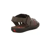 Sandalia marrón de hombre con tiras anchas y ajuste con velcro.