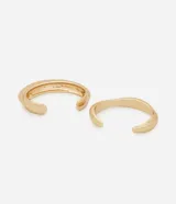 Kit de dos brazaletes rígidos dorados con abertura y formas orgánicas.