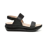 Sandalias negras de plataforma con dos tiras anchas y ajuste con hebilla en el tobillo.