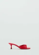 Sandalias rojas de tacón kitten con punta cuadrada y detalle de lazo decorativo.
