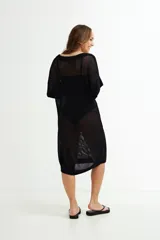 Vestido de playa negro de tejido calado con mangas cortas y escote en V.