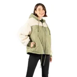 Campera verde con capucha, cierre frontal y tres bolsillos. Tiene puños ajustados y forro interno de poliéster.