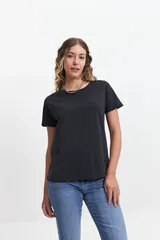 Remera celeste de algodón con cuello redondo y calce regular.