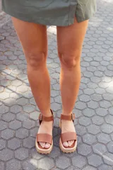 Sandalias de cuero color tostado con plataforma track y hebilla metálica.