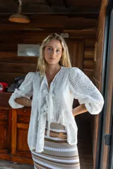 Camisa blanca con bordado calado, mangas abullonadas 3/4 y lazos en el frente.