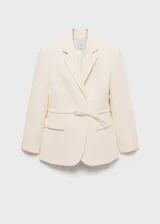 Blazer color crema con cuello de solapa, manga larga con puños abotonados, cinturón con hebilla y bolsillos delanteros con solapa.
