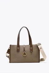 Bolso tipo shopper color marrón con doble asa corta y correa larga extraíble. Tiene detalle de pespuntes y anilla metálica decorativa. Incluye bolsa de tela interior extraíble con cierre fruncido.