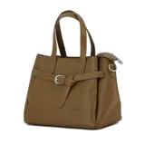 Cartera azul con textura símil cuero, doble asa corta y correa larga desmontable. Tiene una tira horizontal con hebilla decorativa.