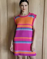 Vestido corto tejido de punto con rayas horizontales en colores naranja, fucsia, lila y verde.