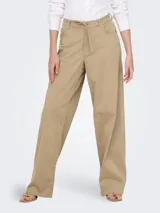 Pantalón color beige de corte recto con cintura con cordón ajustable, bolsillos laterales y traseros. Marca Only.