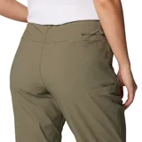 Pantalón de senderismo color verde oliva, con tecnología Omni-Shield™ que repele la humedad y Omni-Shade™ Broad Spectrum UPF 50 que protege contra los rayos UVA/UVB. Cuenta con trabillas para cinturón, rodillas articuladas, bolsillos para manos, bolsillo de seguridad con cremallera, puños ajustables a presión, detalle de fuelle, bolsillo interior de acceso rápido y cintura media.