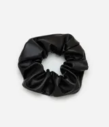 Scrunchie mediana de poliuretano negro, sin estampa.