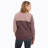 Buzo de mujer con diseño color block en tonos celeste, gris oscuro y rosa. Tiene cuello redondo, mangas largas y logo bordado en el pecho.